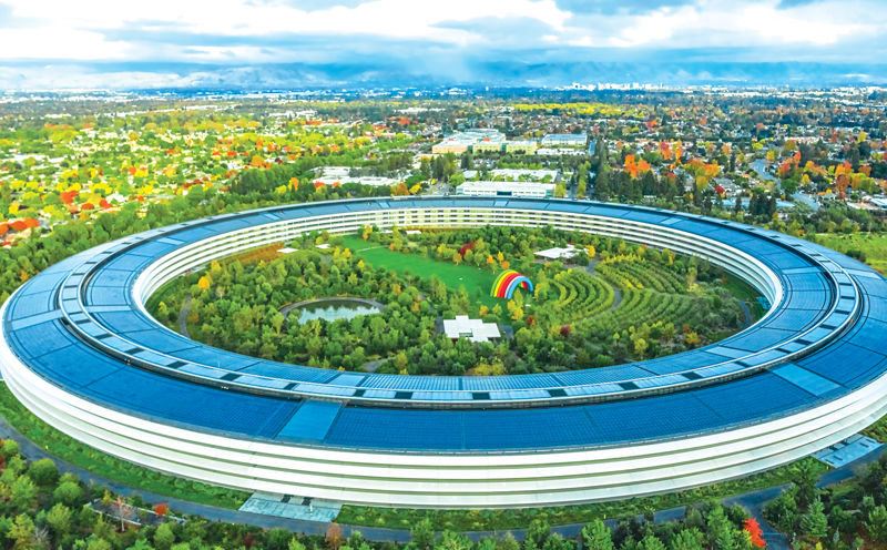 Jungtinių Amèrikos Valstijų (JAV) kompiuterių bendrovės „Apple“ centrinė būstinė įsikūrusi Kupertinè, Kalifòrnijoje.