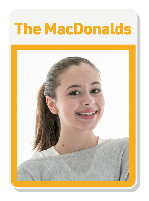 Žaidimo kortelė su viršuje užrašu „The MacDonalds“, o apačioje – portretinė nuotrauka, apsupta storos geltonos spalvos rėmelio. Nuotraukoje matoma besišypsanti paauglė mergina: rudų plaukų, surištų į uodegėlę, su matomais dantų breketais; ji vilki šviesiai pilką palaidinę prieš baltą foną.