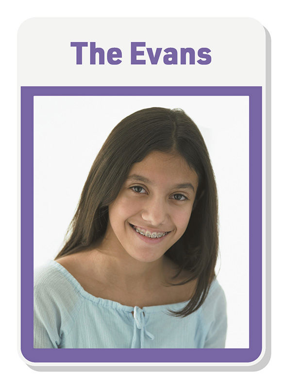 Žaidimo kortelė viršuje užrašyta „The Evans“.
aplink nuotrauką juosia storas violetinės spalvos stačiakampis rėmelis.
Nuotraukoje matoma besišypsanti paauglė, turinti ilgus tamsiai rudus plaukus, tamsias rudas akis, besišypsanti matosi, kad yra su dantų breketais. Ji vilki šviesiai mėlyną palaidinę