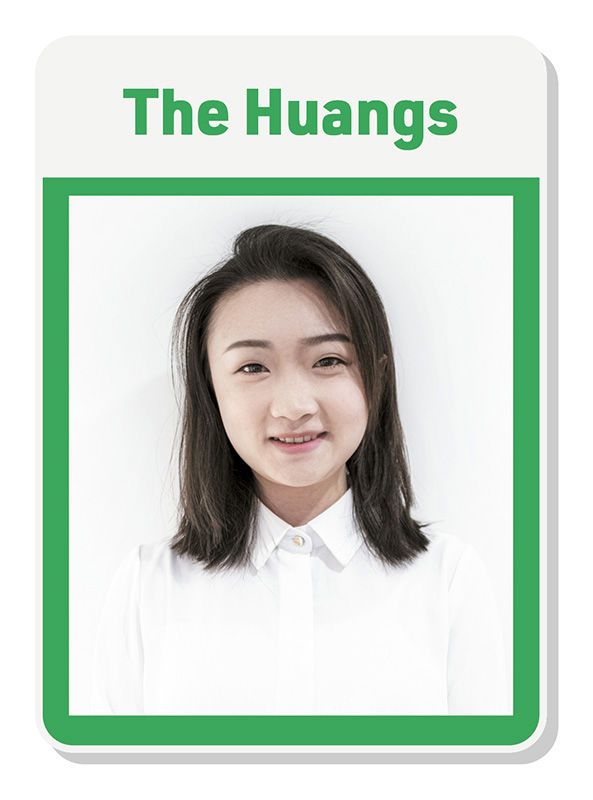 Žaidimo kortelė viršuje žaliu šriftu užrašyta „The Huangs“. Pagrindiniame paveikslėlyje pavaizduota paauglė su tiesiais tamsiais plaukais iki pečių ir švelnia šypsena, vilkinti baltus marškinius. Portretas apibrėžtas žalia linija.